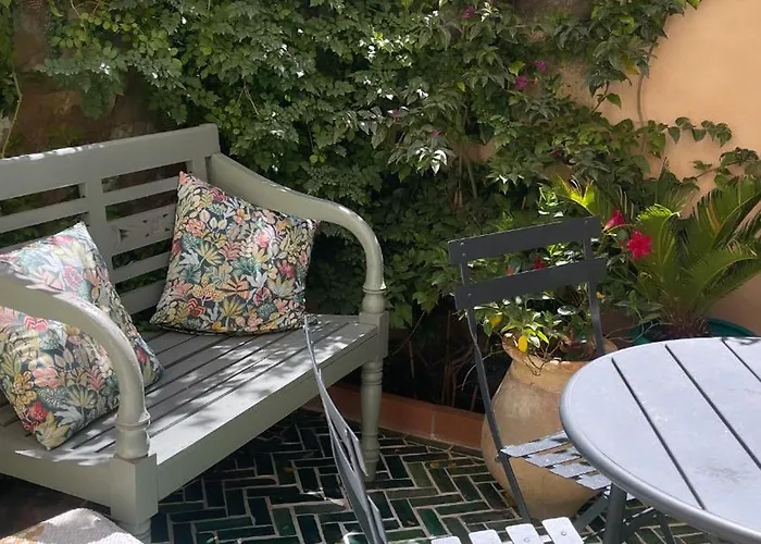 Petit Patio - 2 Chambres - Centre Ville - Climatisation